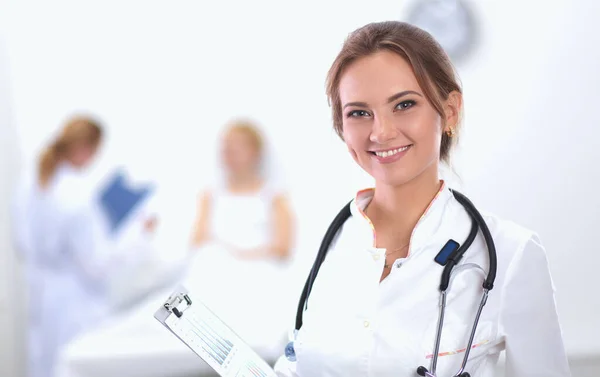 Femme médecin debout à l'hôpital — Photo