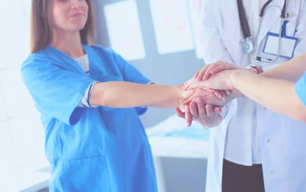 Ärzte und Krankenschwestern in einem medizinischen Team beim Händestapeln — Stockfoto