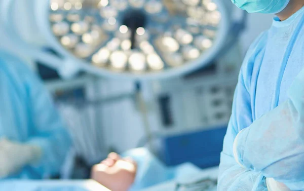 Чоловічий хірург на фоні операційної кімнати — стокове фото