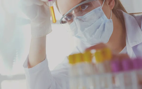 Retrato de una asistente de laboratorio bastante femenina analizando una muestra de sangre en el hospital —  Fotos de Stock