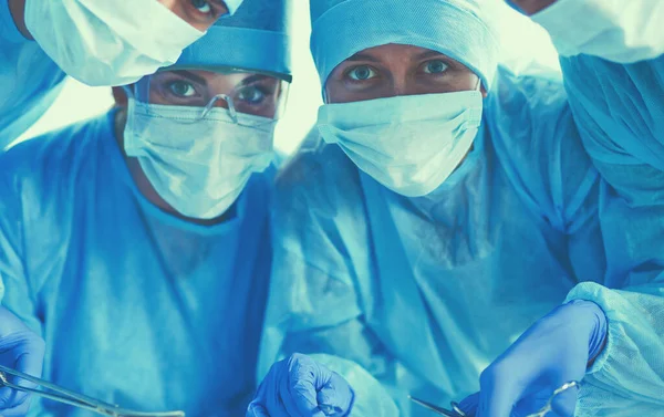 Молодая команда хирургов в операционной — стоковое фото