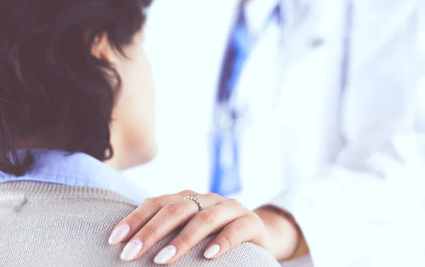 Kobieta lekarz udzielający konsultacji pacjentowi i wyjaśniający informacje medyczne i diagnozę — Zdjęcie stockowe