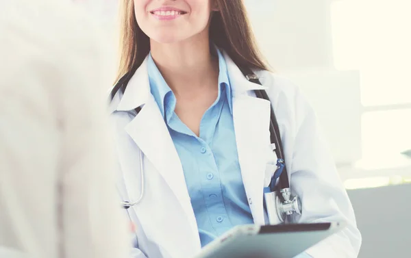 Doctor y paciente discutiendo algo mientras están sentados en la mesa. Concepto de medicina y salud — Foto de Stock