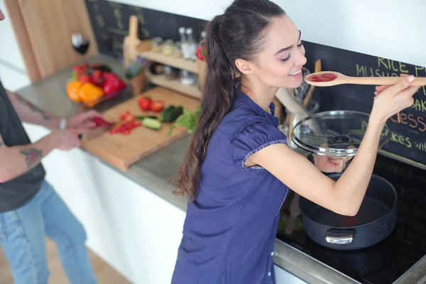 Paar koken samen in hun keuken thuis — Stockfoto