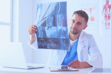 Yakışıklı doktor genç bayan hastayla konuşuyor ve...