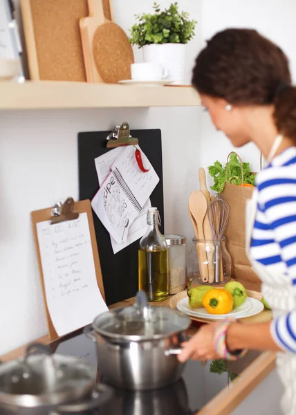 Jonge vrouw in de keuken het bereiden van een voedsel — Stockfoto