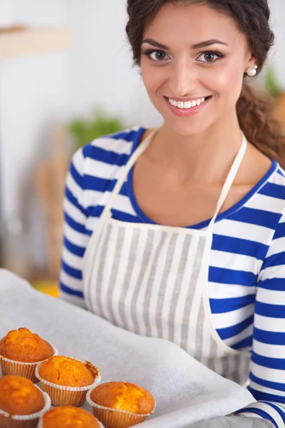 Žena dělá koláče v kuchyni. — Stock fotografie