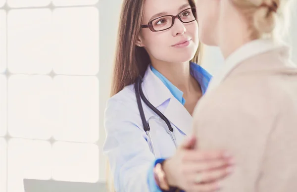 Doctor and patient discussing something while sitting at the tab — Stock Photo, Image