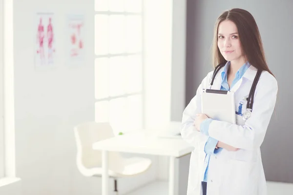 Médico femenino usando tableta en el vestíbulo del hospital — Foto de Stock