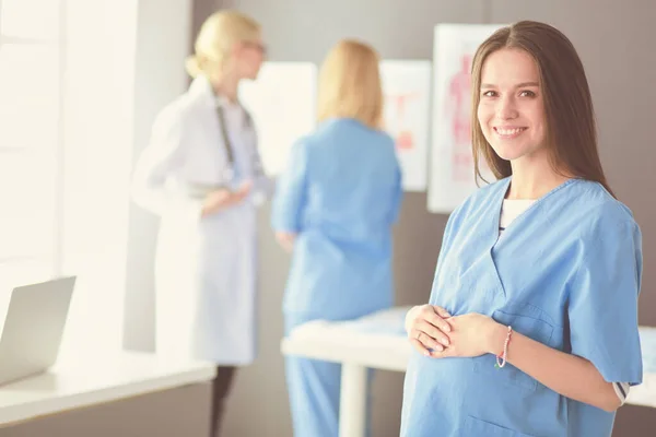 Hermosa mujer embarazada sonriente con el médico en el hospital —  Fotos de Stock