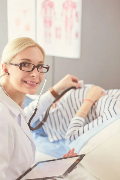 Dokter en patiënt bespreken iets terwijl ze aan tafel zitten. Begrip "geneeskunde en gezondheidszorg" — Stockfoto