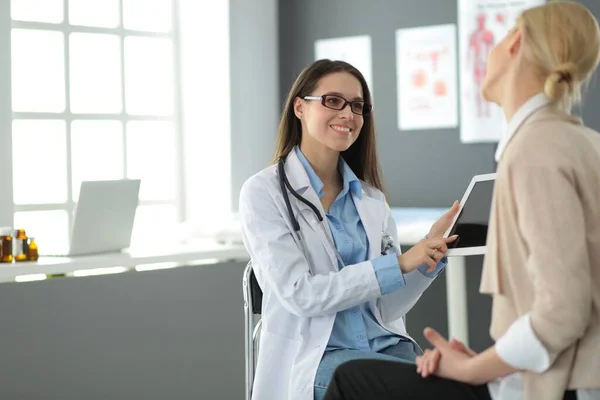 Doctor and patient discussing something while sitting at the table . Medicine and health care concept — Stock Photo, Image
