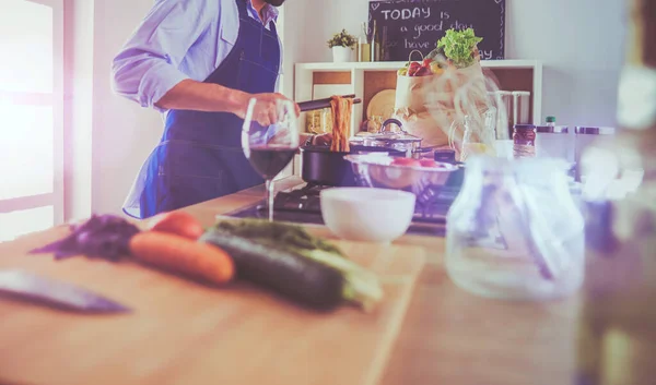 Mann bereitet leckeres und gesundes Essen in der heimischen Küche zu — Stockfoto