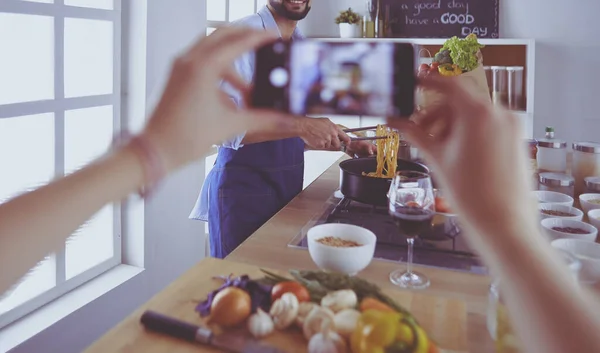 Yakışıklı bir adamın portresi yemek programı ya da blog — Stok fotoğraf