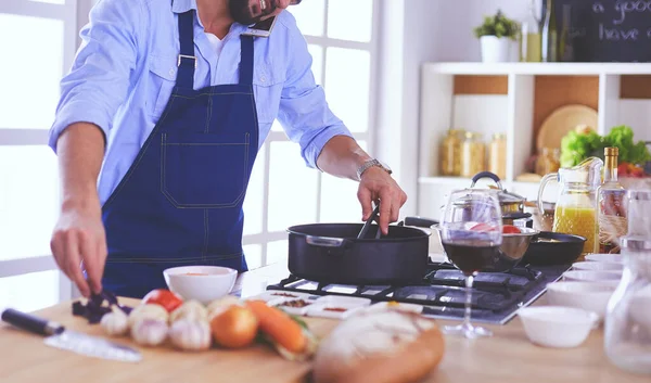 Hombre preparando comida deliciosa y saludable en la cocina casera — Foto de Stock