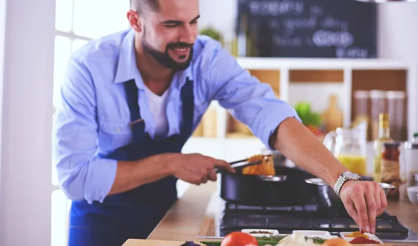 Mann bereitet leckeres und gesundes Essen in der heimischen Küche zu — Stockfoto