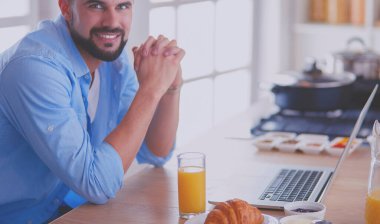 Adam ev mutfağında lezzetli ve sağlıklı yemekler hazırlıyor.