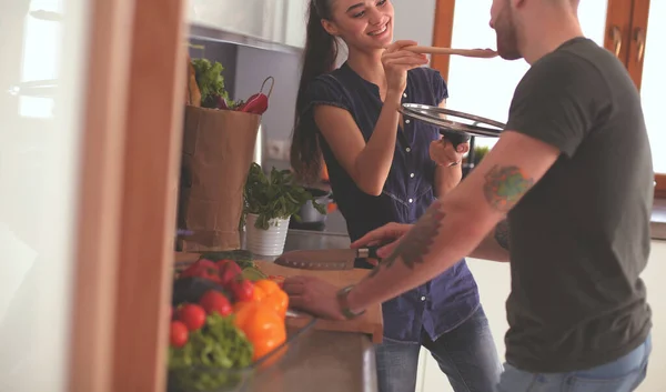 Pareja cocinando juntos en su cocina en casa —  Fotos de Stock