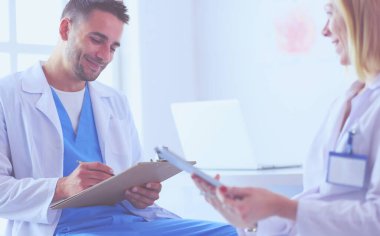 Yakışıklı doktor genç bayan doktorla konuşuyor ve...