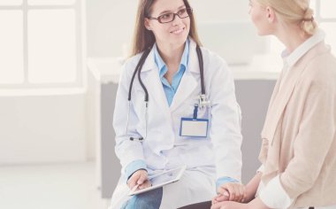 Doktor ve hasta masada otururken bir şey tartışıyorlar. İlaç ve sağlık hizmetleri kavramı