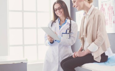 Doktor ve hasta masada otururken bir şey tartışıyorlar. İlaç ve sağlık hizmetleri kavramı