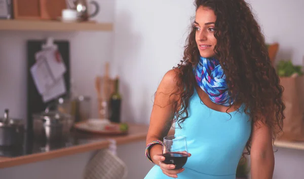 台所女。可愛い女が家でワインを飲んでる — ストック写真