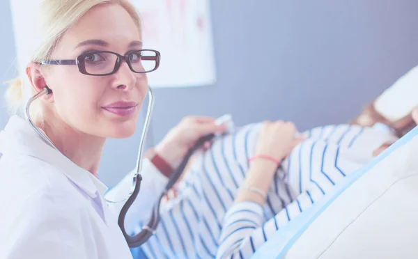 Doctor y paciente discutiendo algo mientras están sentados en la mesa. Concepto de medicina y salud — Foto de Stock