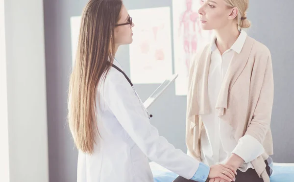 Dokter en patiënt bespreken iets terwijl ze aan tafel zitten. Begrip "geneeskunde en gezondheidszorg" — Stockfoto