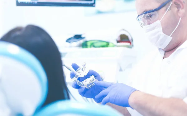 Mulher sênior bonita no dentista tendo tratamento dentário no consultório de dentistas — Fotografia de Stock