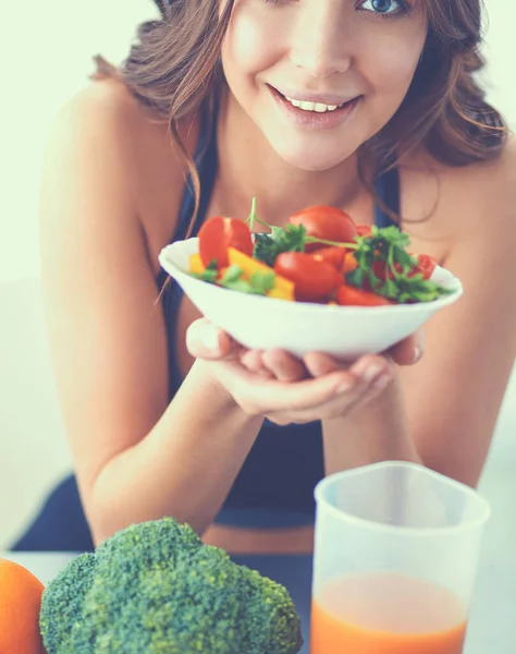 Retrato de una joven sonriente con ensalada de verduras vegetarianas —  Fotos de Stock