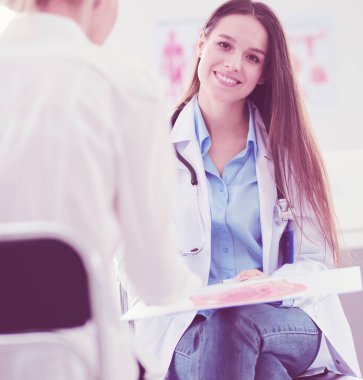 Doktor ve hasta masada otururken bir şey tartışıyorlar. İlaç ve sağlık hizmetleri kavramı