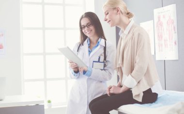 Doktor ve hasta masada otururken bir şey tartışıyorlar. İlaç ve sağlık hizmetleri kavramı