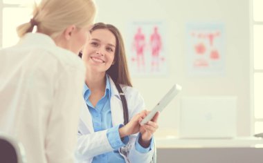 Doktor ve hasta masada otururken bir şey tartışıyorlar. İlaç ve sağlık hizmetleri kavramı