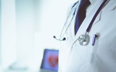 Ofiste steteskoplu bir tıp doktoru var.