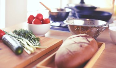 Adam ev mutfağında lezzetli ve sağlıklı yemekler hazırlıyor.