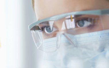 Modern laboratuvar veya hastanede plastik tıbbi tüplerle çalışan araştırmacı, doktor, bilim adamı veya laboratuvar asistanı