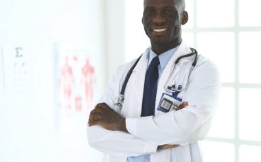 Kollarını kavuşturmuş mutlu afro adam doktor portresi