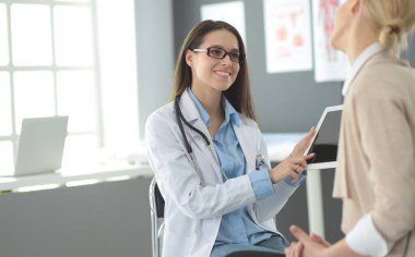 Doktor ve hasta masada otururken bir şey tartışıyorlar. İlaç ve sağlık hizmetleri kavramı