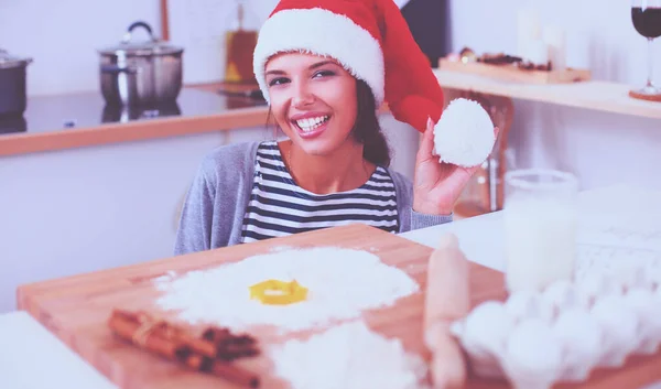 Woman making christmas cookies in the kitchen — Stock Photo, Image