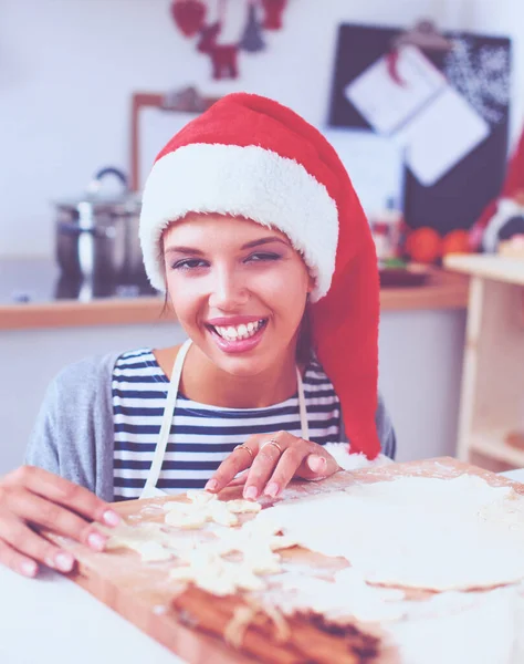 Kadın mutfakta Noel kurabiyesi yapıyor. — Stok fotoğraf