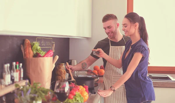 Bir çift evdeki mutfaklarında birlikte yemek pişiriyor. — Stok fotoğraf