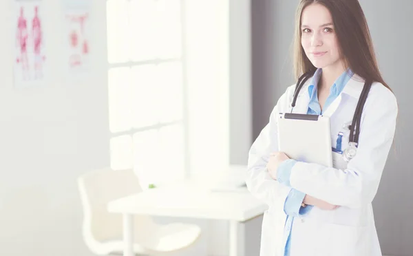 Médico femenino usando tableta en el vestíbulo del hospital — Foto de Stock