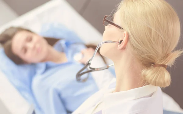 Dokter en patiënt bespreken iets terwijl ze aan tafel zitten. Begrip "geneeskunde en gezondheidszorg" — Stockfoto