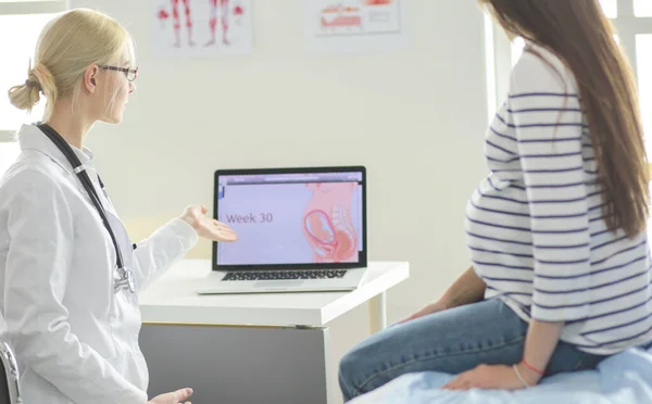 Beautiful smiling pregnant woman with the doctor at hospital — Stock Photo, Image