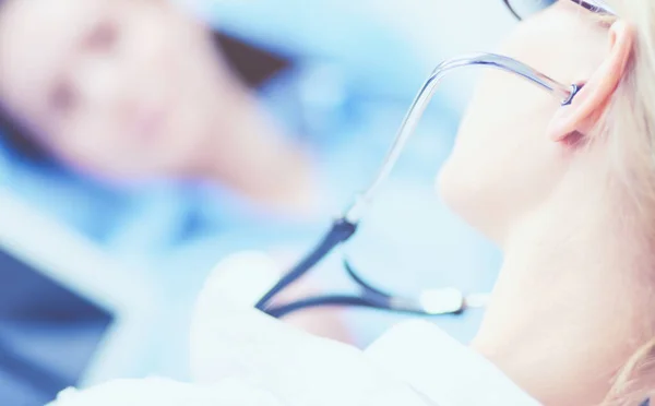 Doctor y paciente discutiendo algo mientras están sentados en la mesa. Concepto de medicina y salud — Foto de Stock