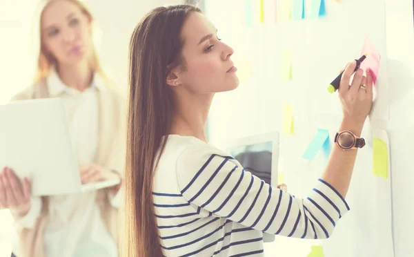 Mooie glimlachende zwangere vrouw met de arts in het ziekenhuis — Stockfoto