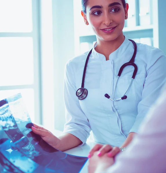 Kadın doktor bir hastaya danışmanlık yapıyor ve tıbbi bilgi ve teşhisi açıklıyor. — Stok fotoğraf