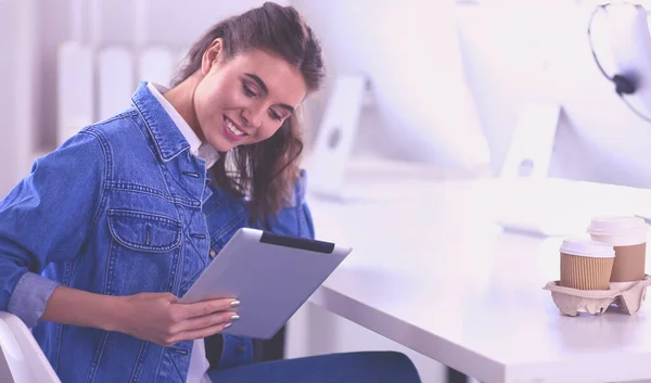 Mulher sorrindo bebendo café e usando tablet no café — Fotografia de Stock