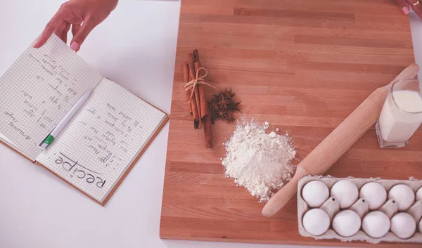 Woman making christmas cookies in the kitchen — Stock Photo, Image