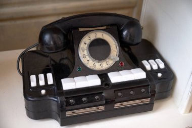 Beyaz arka planda eski moda siyah telefon.